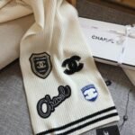 Chanel 24B Cashmere Knitted Badge Scarf White 180Cm - Image 5