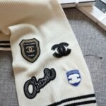 Chanel 24B Cashmere Knitted Badge Scarf White 180Cm - Image 4