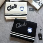 Chanel 24B Cashmere Knitted Badge Scarf White 180Cm - Image 2
