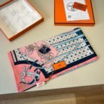 Hermes Les Voitures Nouvelles Scarf Rose Bonbon And Blue 90Cm H984108S 01 - Image 4