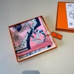 Hermes Les Voitures Nouvelles Scarf Rose Bonbon And Blue 90Cm H984108S 01 - Image 3