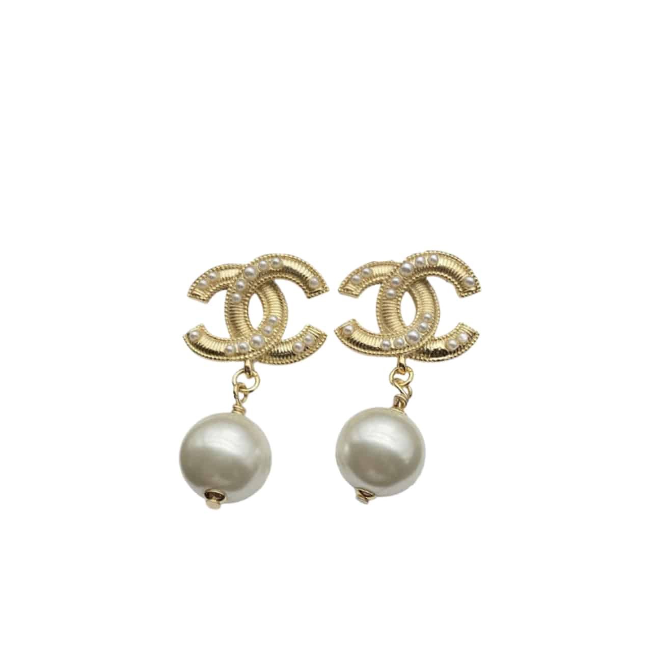 xr:d:DAF4OnkYemU:970,j:7476393181780874135,t:24020604 Chanel CC Pearl Gold Earrings - Image 1