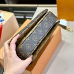 Louis Vuitton Pochette Métis Monogram Reverse 25Cm - Image 6