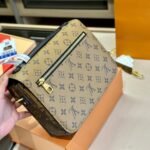 Louis Vuitton Pochette Métis Monogram Reverse 25Cm - Image 4
