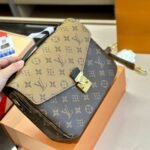 Louis Vuitton Pochette Métis Monogram Reverse 25Cm - Image 3